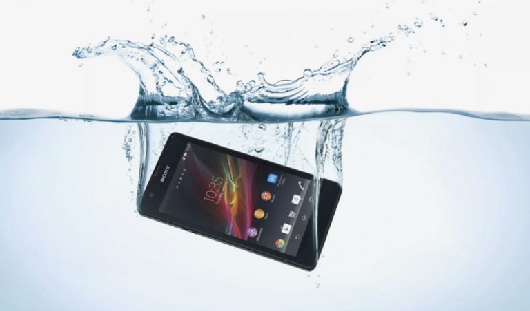 Evo šta uraditi kada telefon padne u vodu