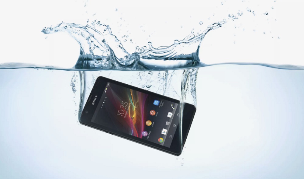 Evo šta uraditi kada telefon padne u vodu