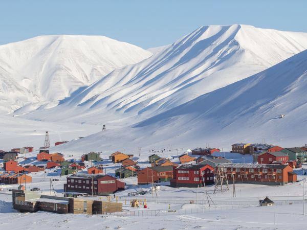 Grad u kome je zabranjeno umreti: 10 zanimljivosti o najsevernijem naseljenom mestu na planeti