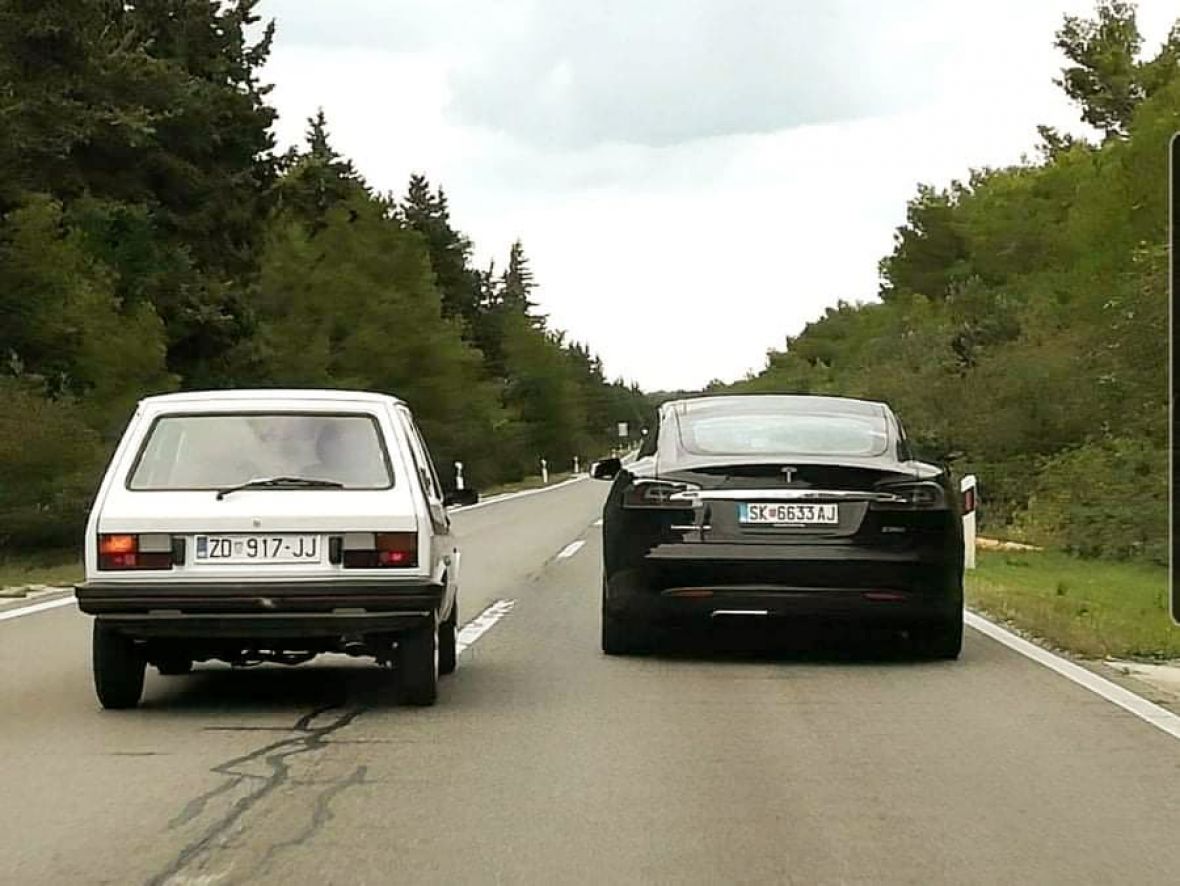 Fotografija koja je privukla pažnju: Ono kad Yugo 45 "pokida" Teslu...