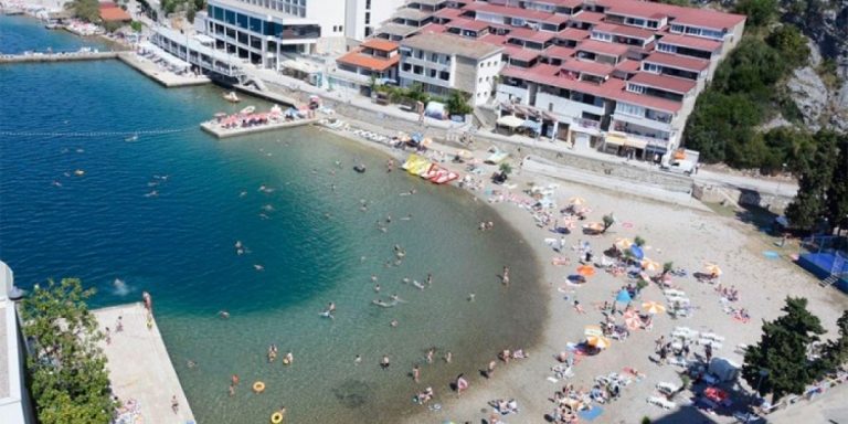 žena
