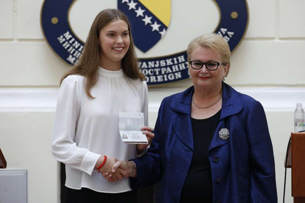 lani pudar uručen diplomatski pasoš