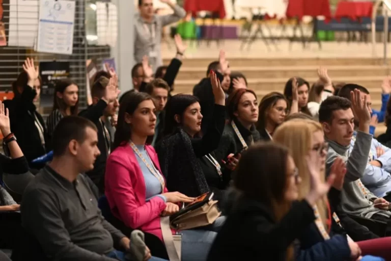 Predavanja u politici na kojem su prisustvovali mladi ljudi.