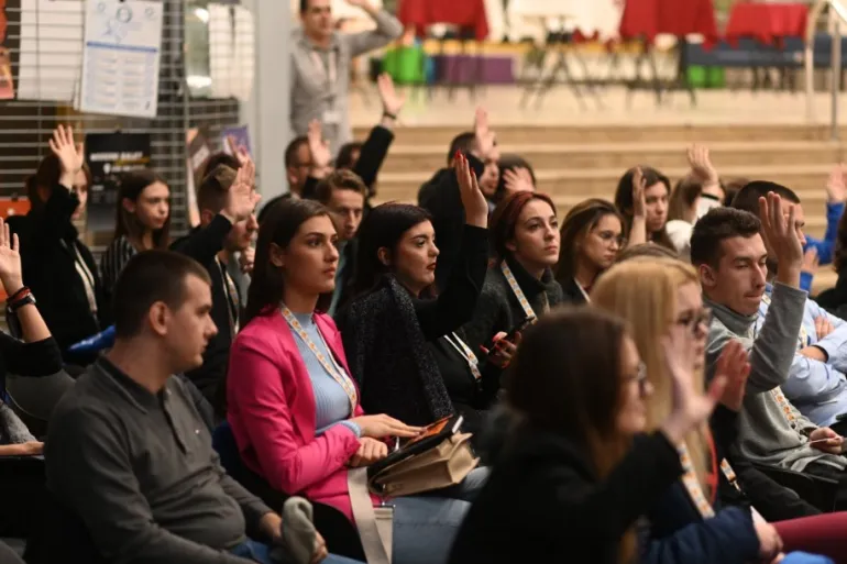 Predavanja u politici na kojem su prisustvovali mladi ljudi.