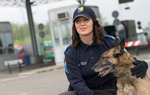Fotografija žene u policijskoj uniformi.