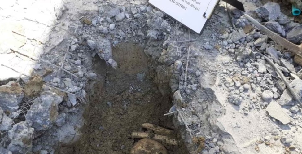 Ostaci žrtava genocida pronađeni u dvorištu porodične kuće u Brčkom, BiH, 26. septembra 2023.