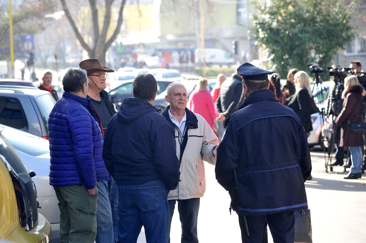 Ispred zgrade SodaSo okupio se mali broj građana (Foto: D. Zabuš)